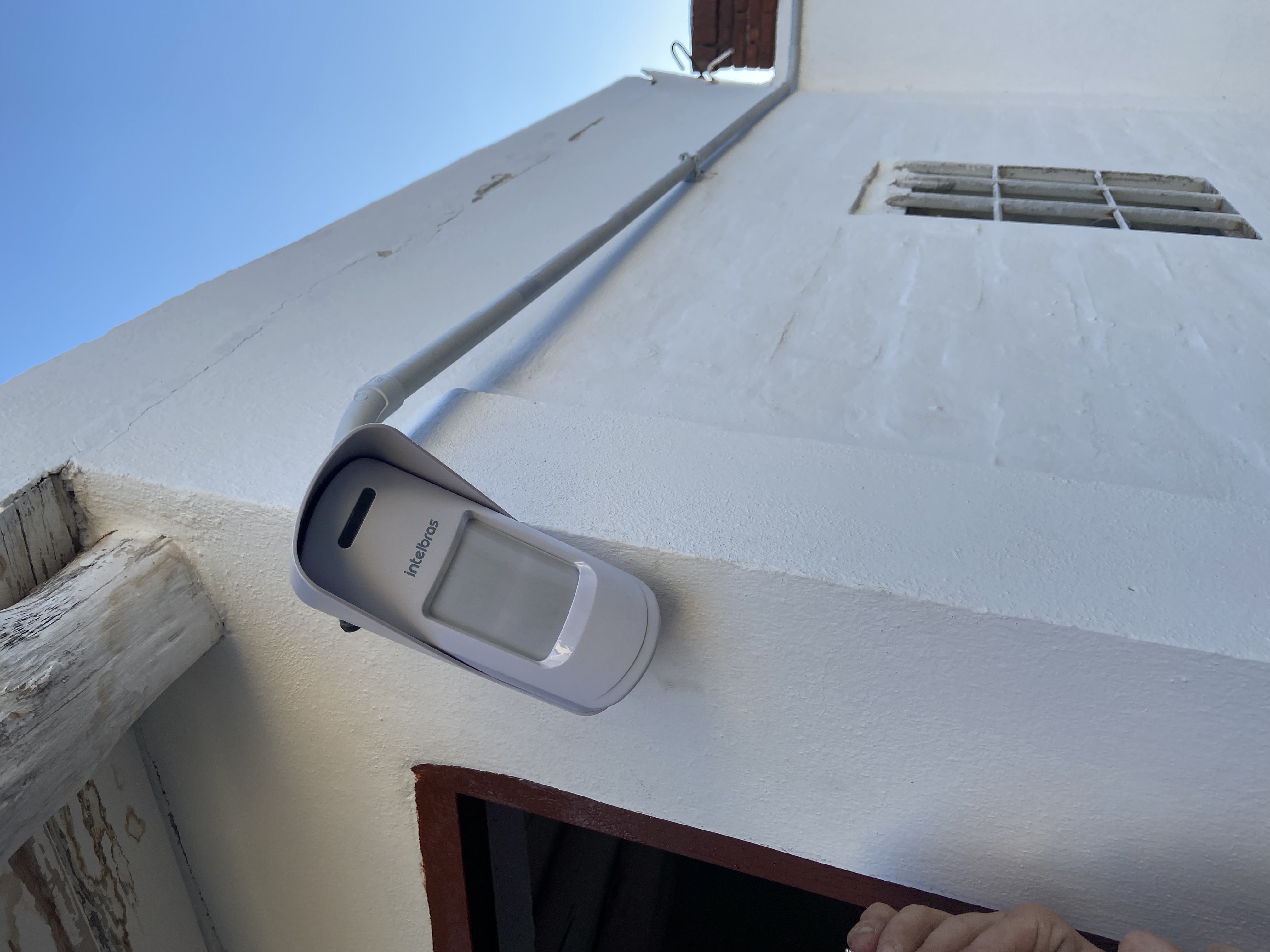 Sensor exterior Intelbras instalado
