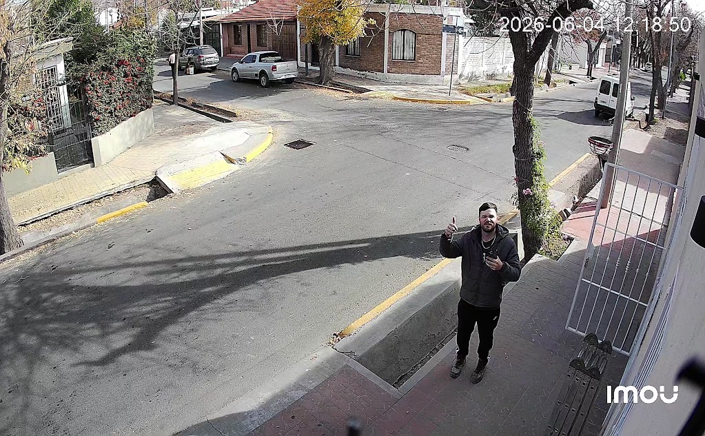 Vista real de una entrada y la calle desde una cámara WiFi instalada